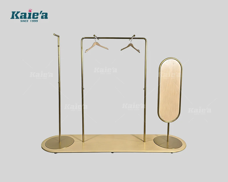 Expositor de ropa de madera y acero inoxidable de color dorado