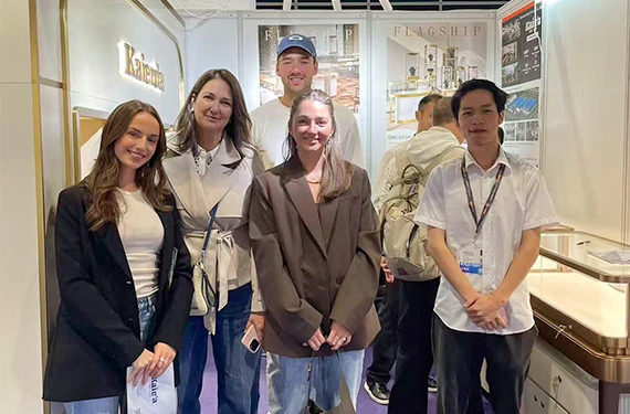 Foto De Grupo En La Exposici&oacute;n